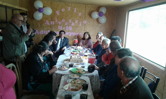 Nuestro alcalde Don Alejandro Pedreros Urrutia en el sector de Magdalena junto a la Agrupación de Adultos Mayores :Felices Atardeceres Junto al Itata en su aniversario número 18, donde también son participes Don Jorge Sabag Diputado y Don Claudio Guiñez candidato a Consejero Regional.