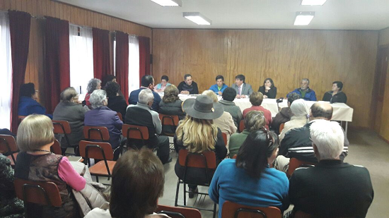 Alcalde presente junto a los Concejales Natalia Cabrera y  Miguel Garrido en reunión con la Junta de Vecinos la Orilla para realizar clarificación acerca del  nuevo Consejo de seguridad comunal.