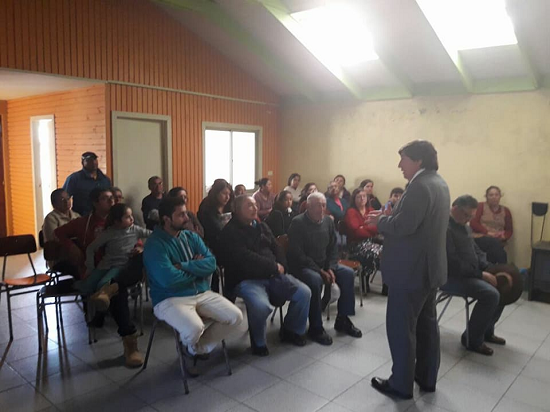   Reunión informativa en la Población Alejandro Pérez , nuestro Alcalde Alejandro Pedreros Urrutia, profesionales de la Secplan y vecinos, con la finalidad de socializar el proyecto de pavimentación para el sector